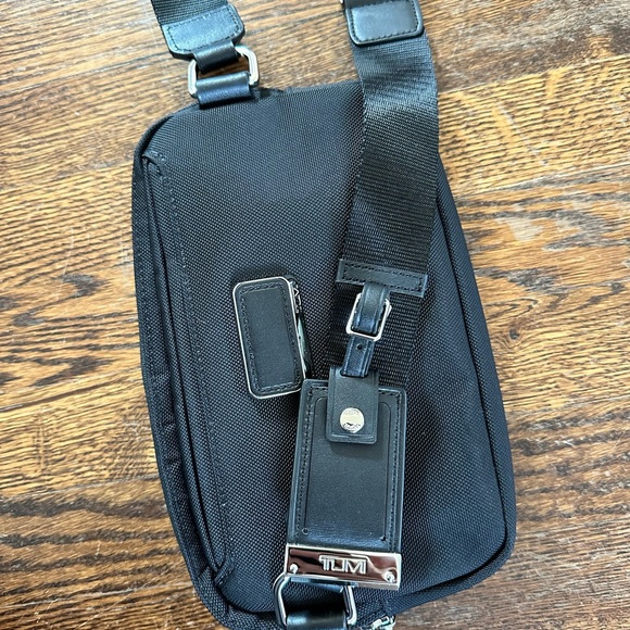 Tumi messina arrive utility pouch (cross body) - Picture 7 of 12